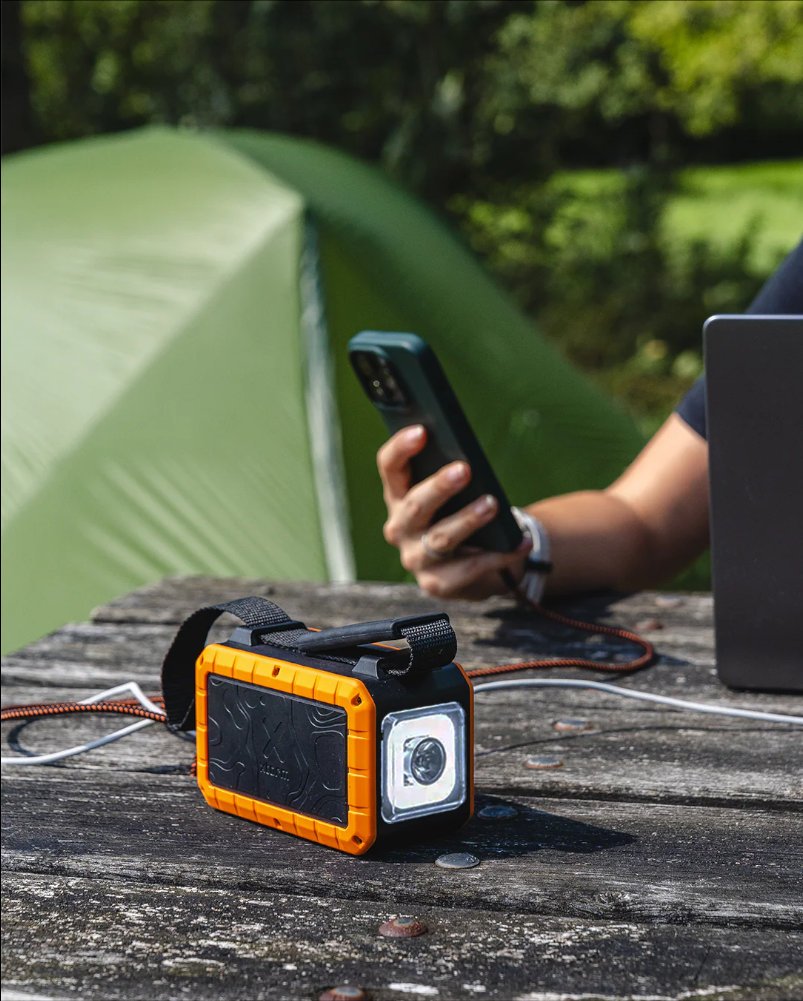 linterna y batera porttil xtorm rugged flashlight powerbank xr204 40.000 mah / 100 w