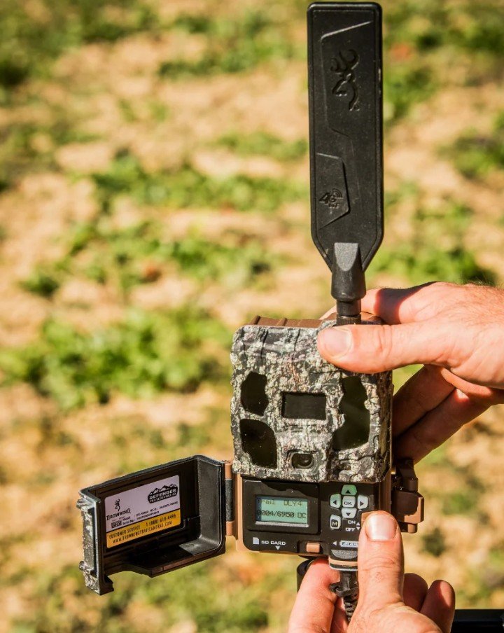browning defender pro scout max hd 46 mp cmara de trampeo fotogrfico no glow con flash de luz infrarroja invisible de leds negros, gps, transmisin de foto y vdeo va 4g y panel solar incluido
